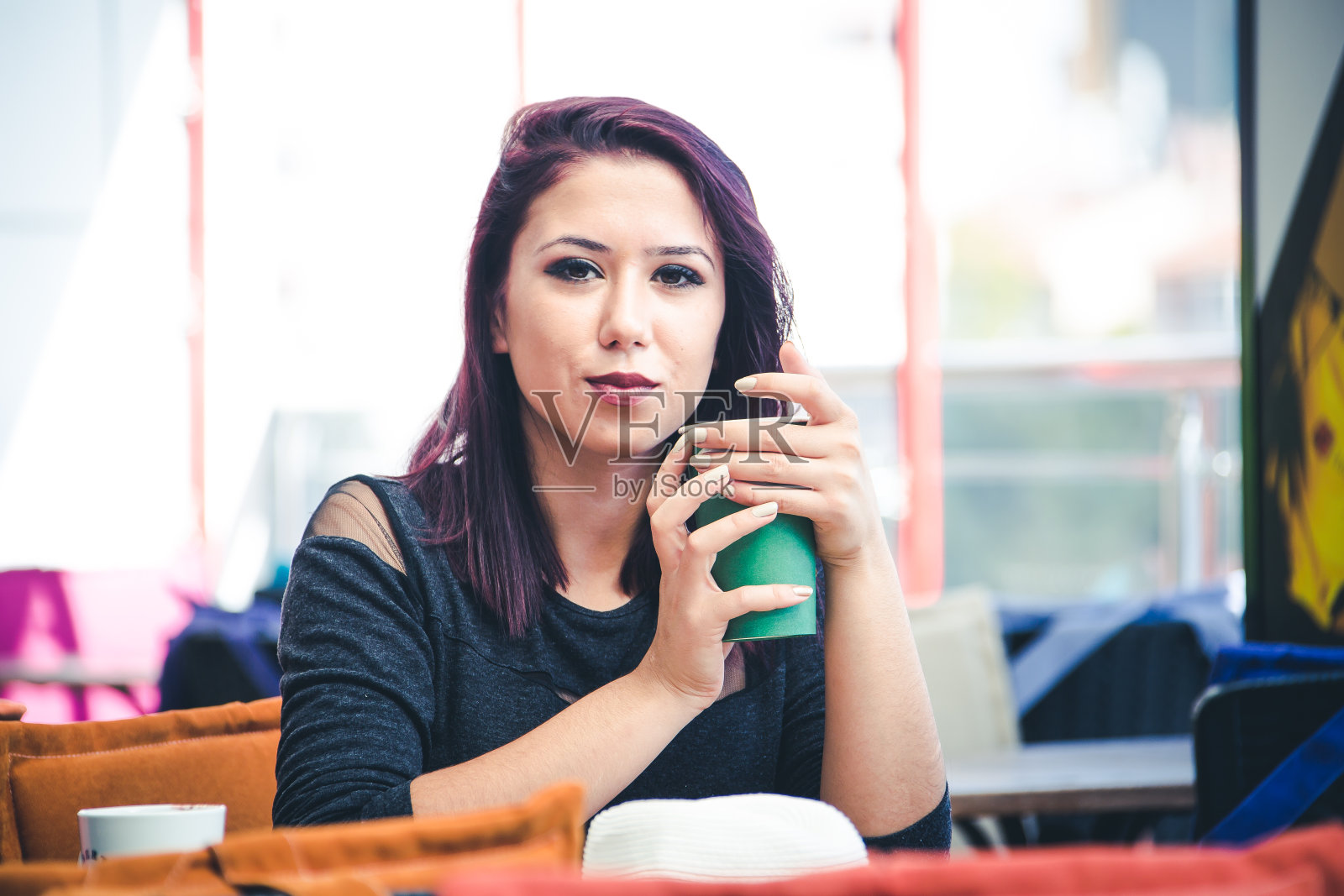 在咖啡店喝咖啡的漂亮女孩照片摄影图片