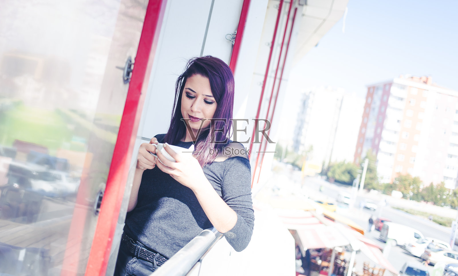 在咖啡店喝咖啡的漂亮女孩照片摄影图片