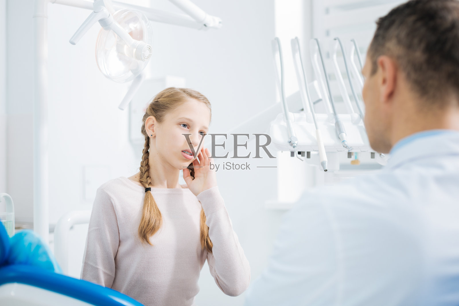 不快乐的女孩感到痛苦照片摄影图片