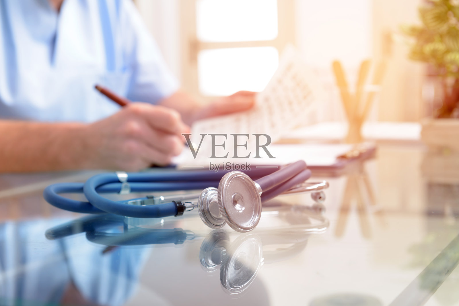 听诊器和医生的特写照片摄影图片