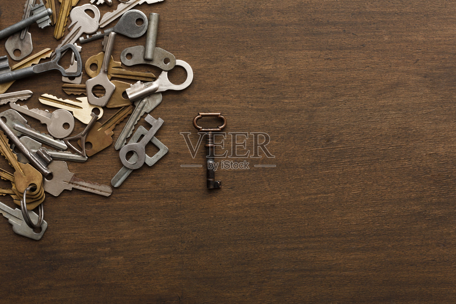 木头上有许多不同的键照片摄影图片
