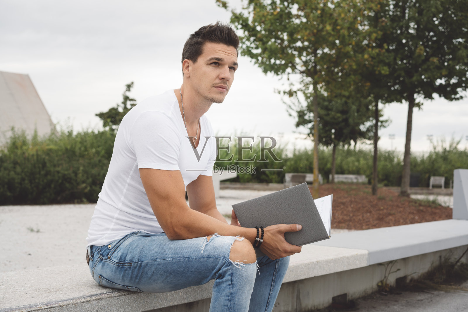 在外工作的帅气商人照片摄影图片