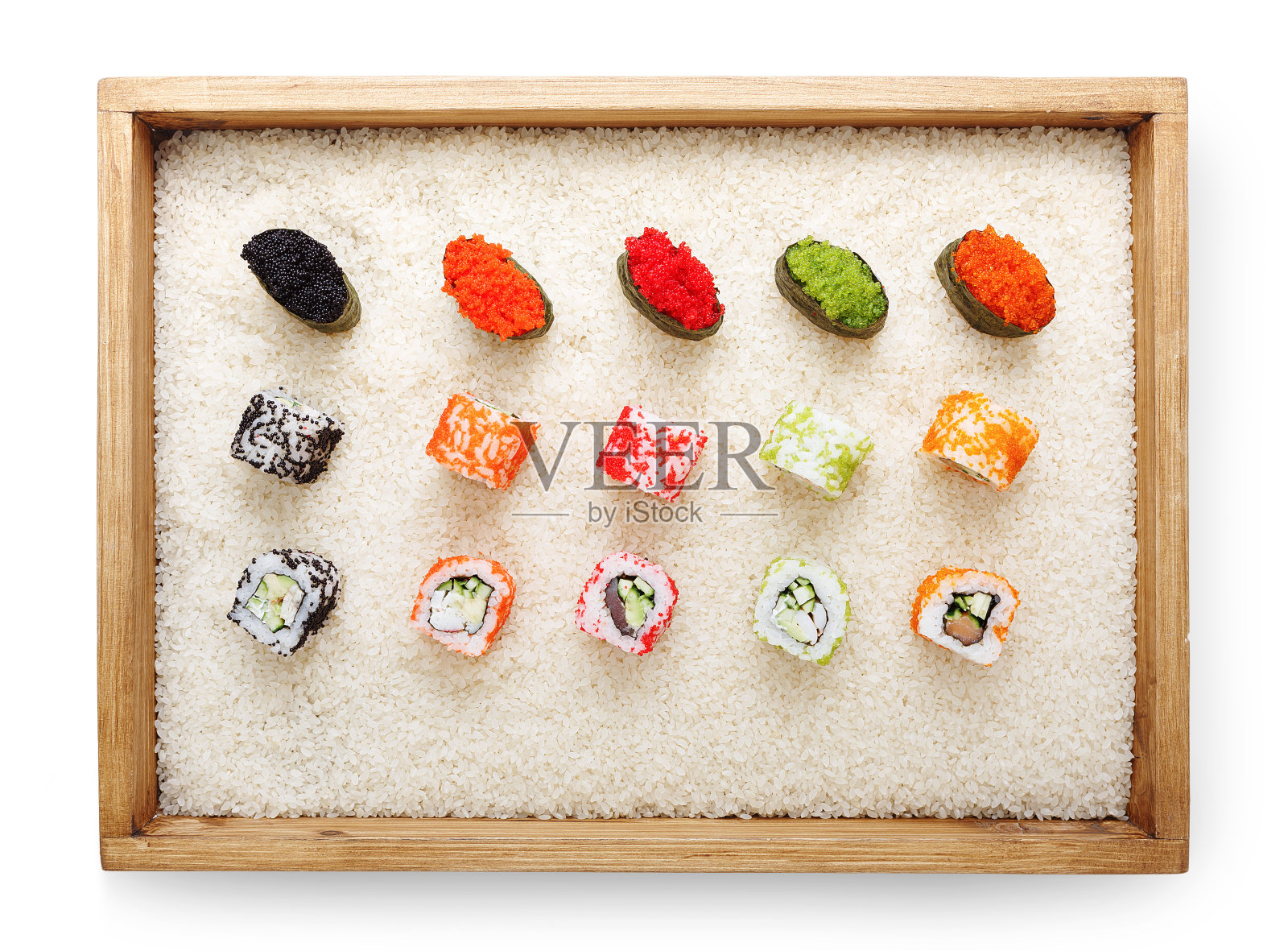 俯视图上的寿司卷和横kan在木框上以白米为背景和纹理复制空间，孤立照片摄影图片