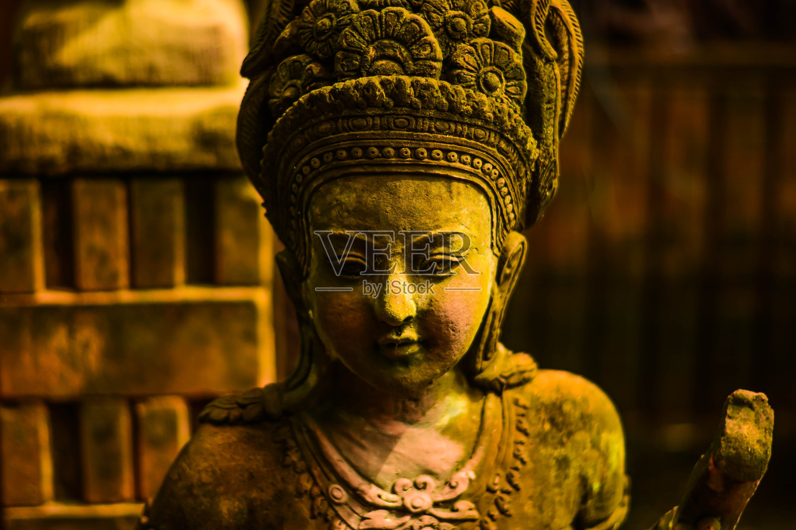 佛教、婆罗门和印度教户外展览的仙子灰泥染成青苔色。照片摄影图片