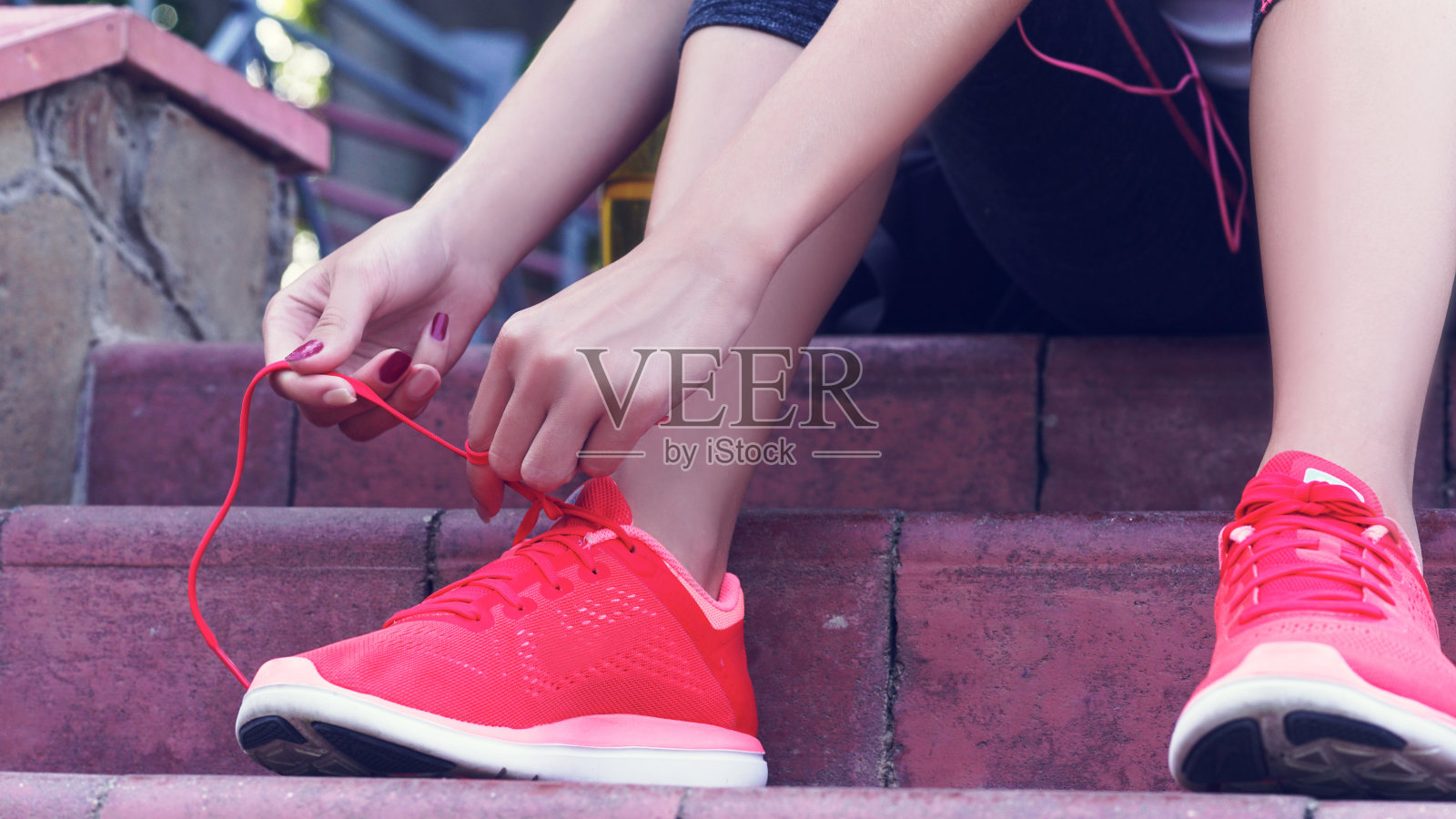 在训练前系鞋带的年轻女子照片摄影图片