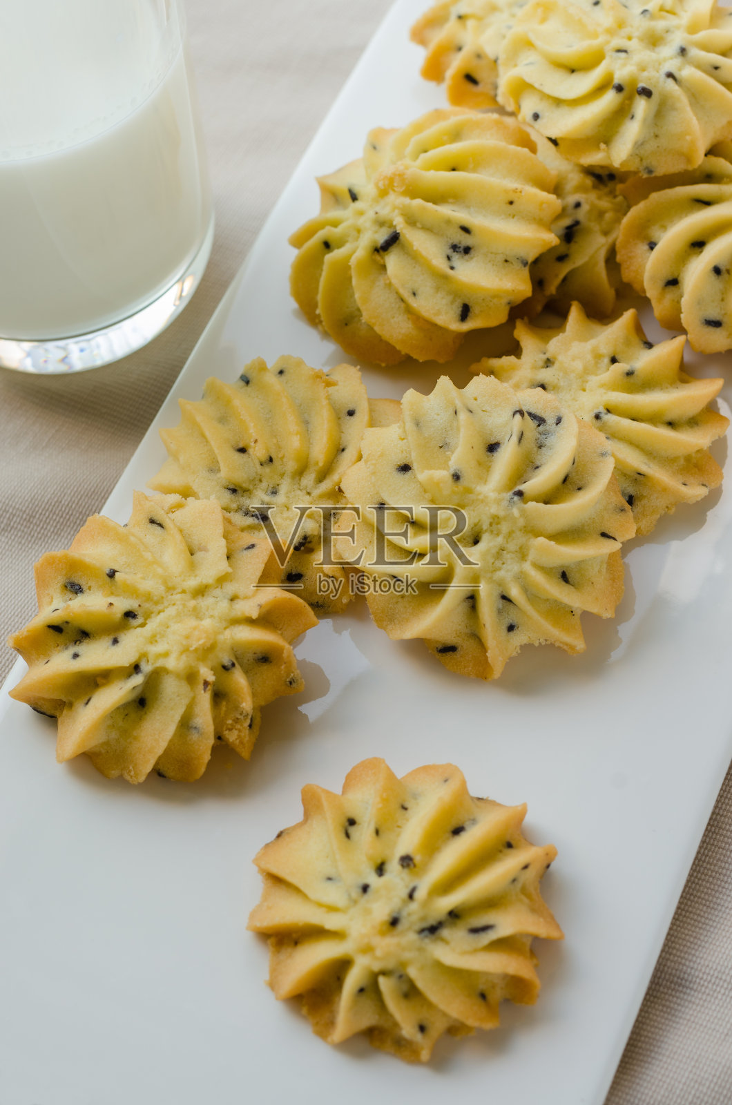 自制的芝麻油饼干和牛奶。照片摄影图片