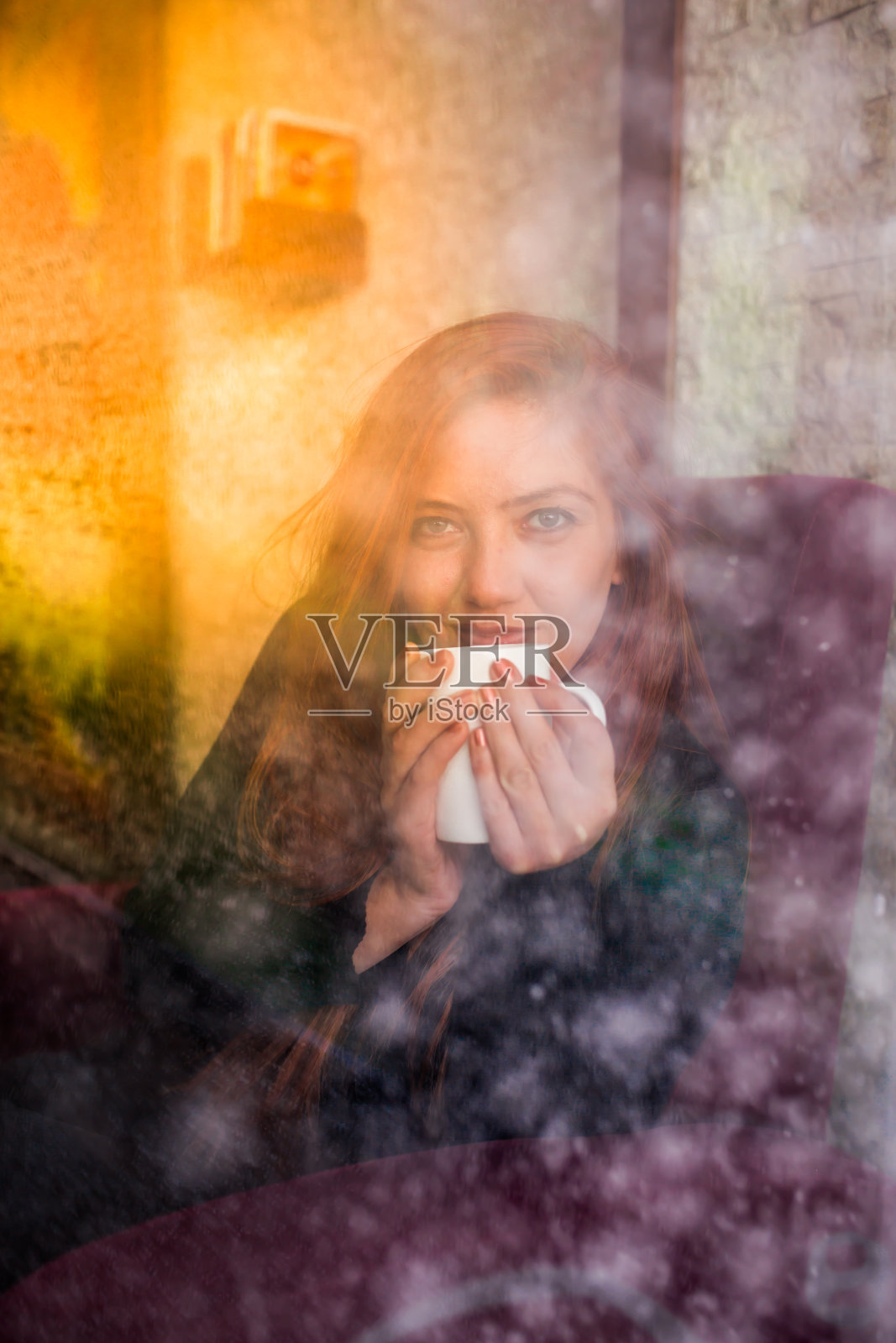 坐在头上的金发美女照片摄影图片