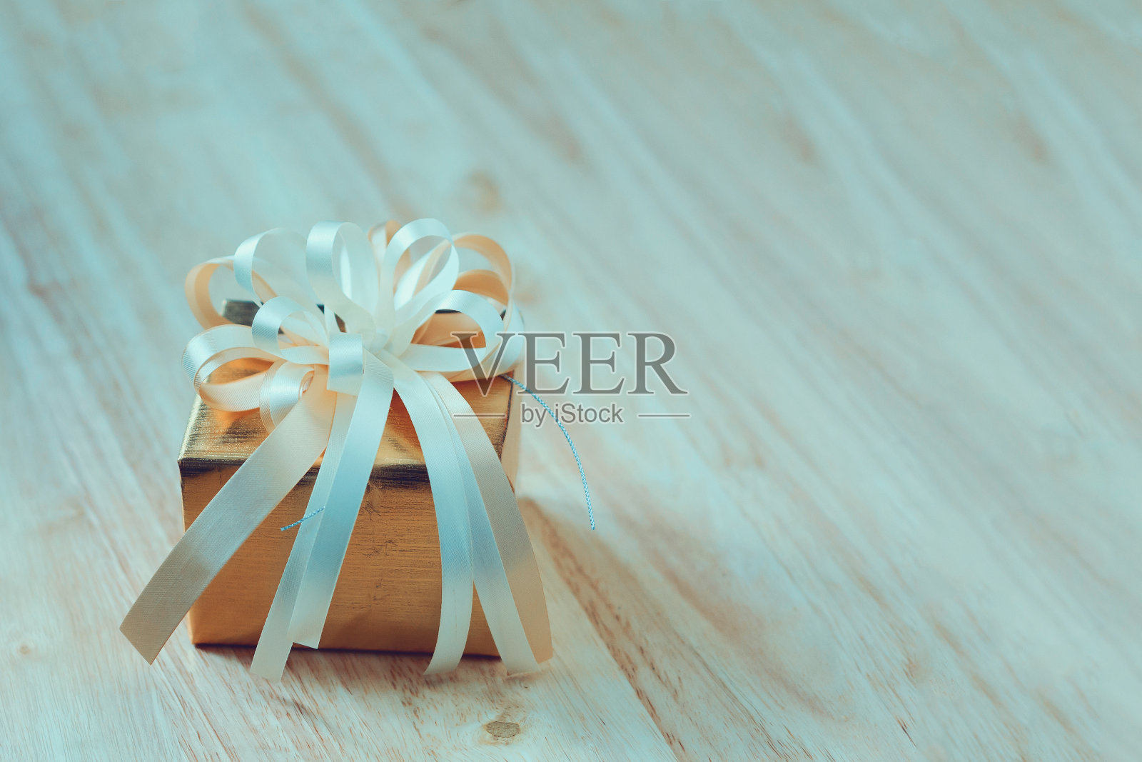 木桌上的礼品盒照片摄影图片