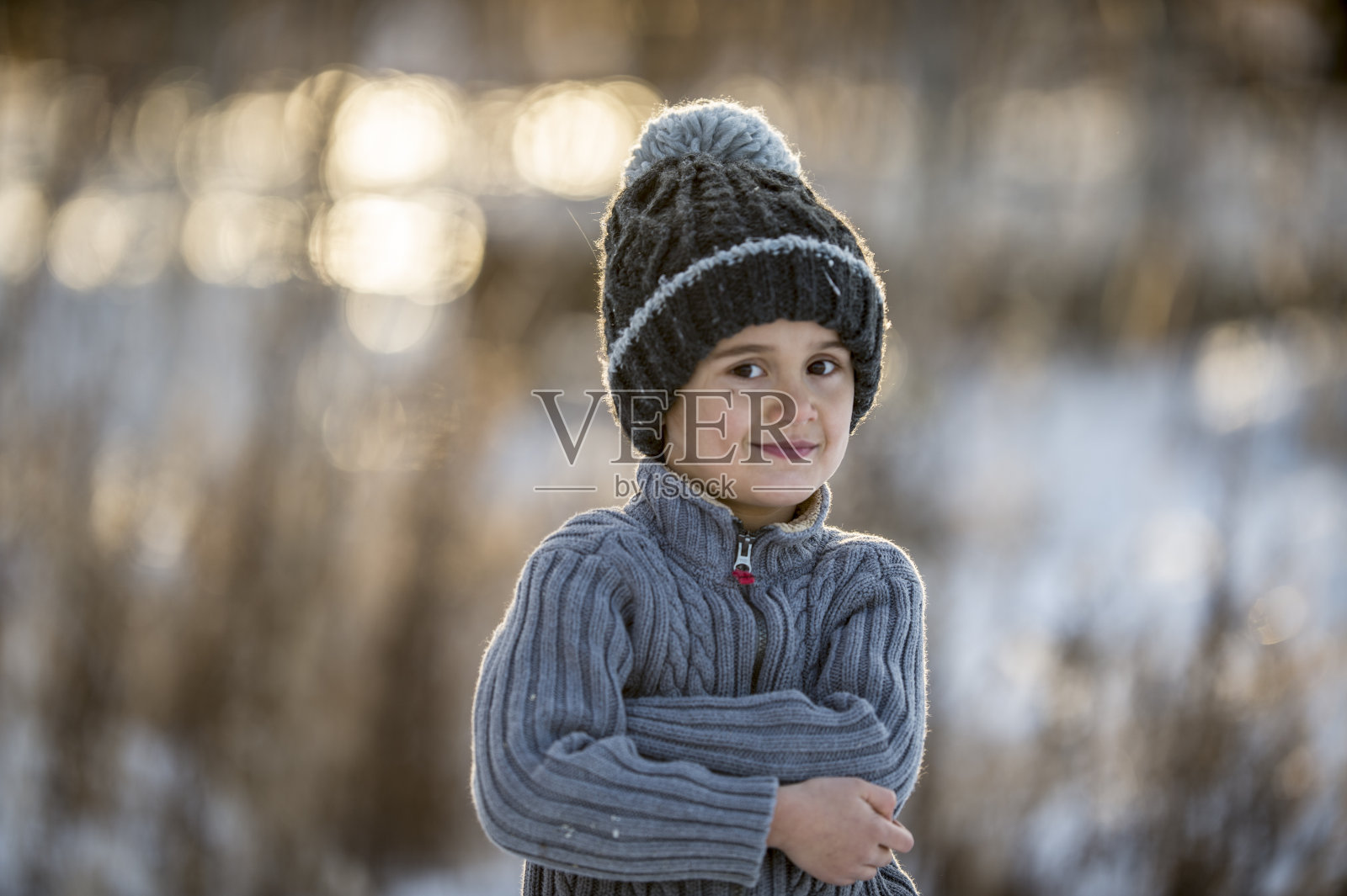 男孩在冬天照片摄影图片