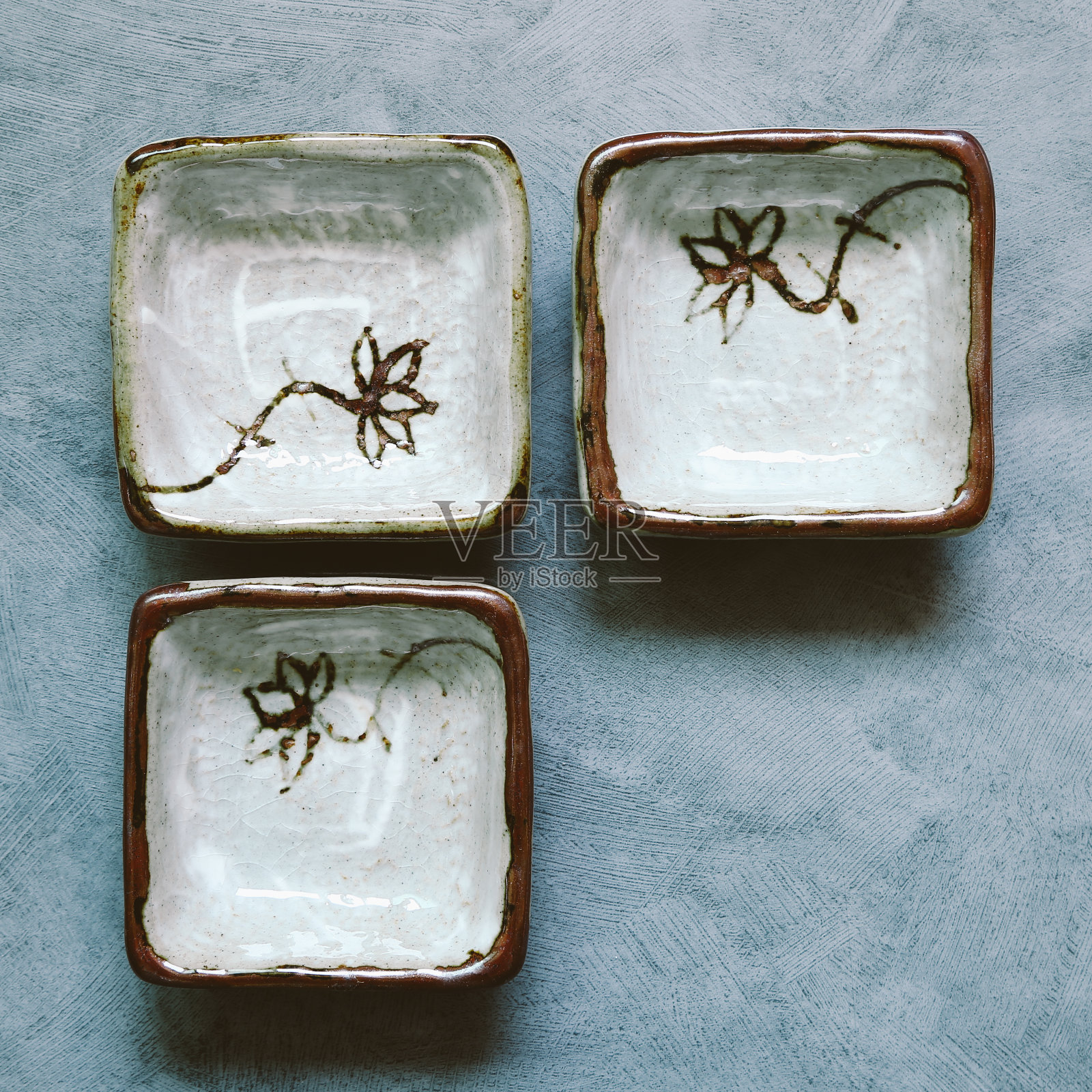 灰色复古风格背景上的空盘子照片摄影图片