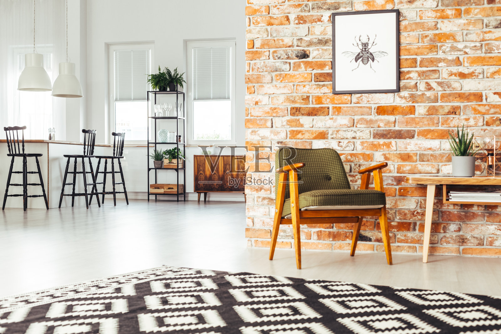 海报上方绿色复古椅子照片摄影图片