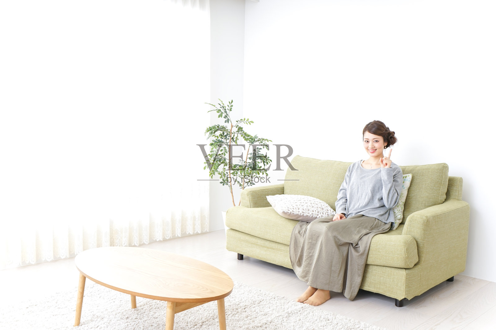 一个女人指着家里的东西照片摄影图片