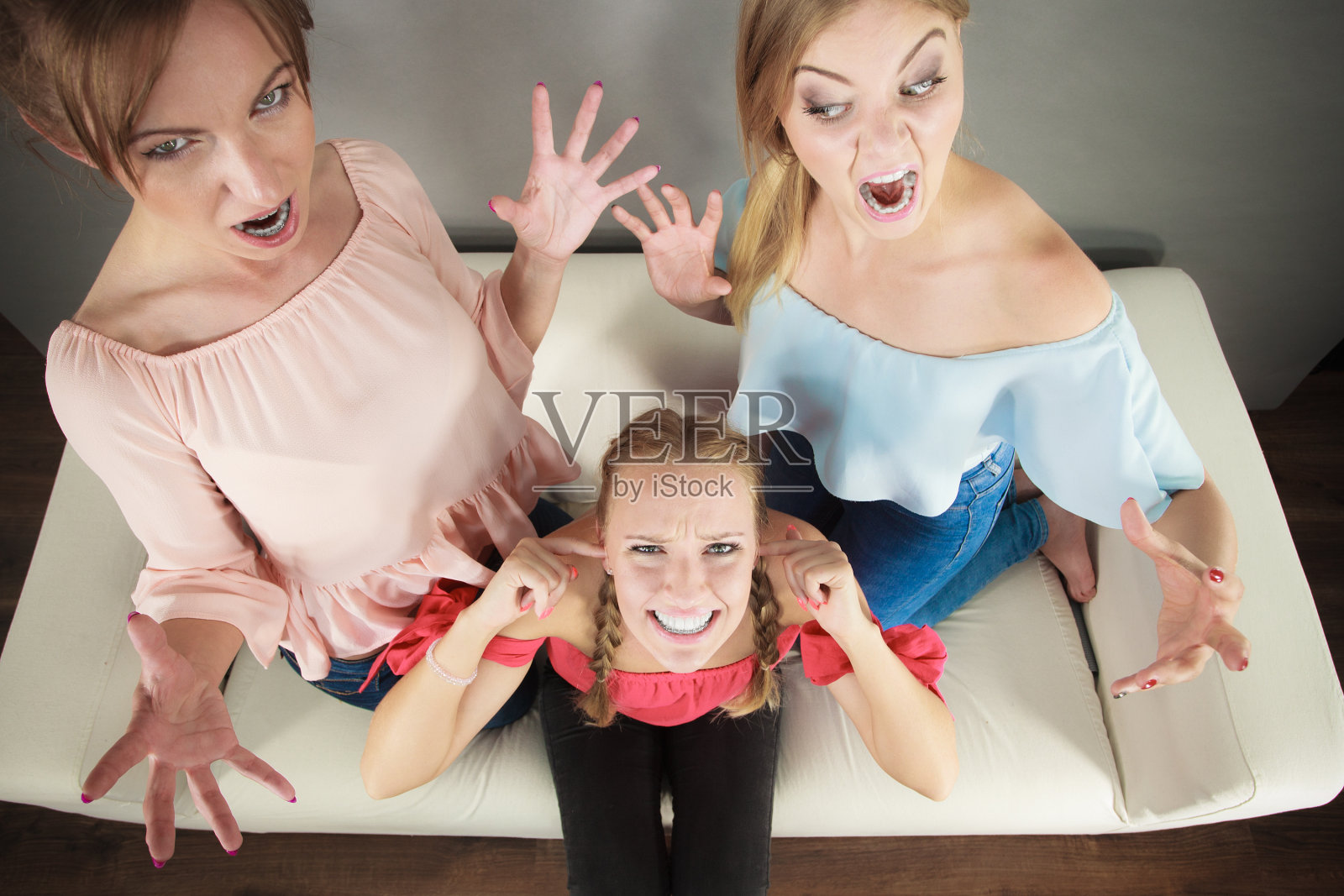 被两个女人欺负的女人照片摄影图片