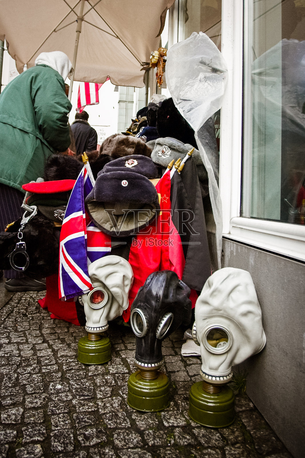 防毒面具和帽子在柏林作为纪念品出售照片摄影图片