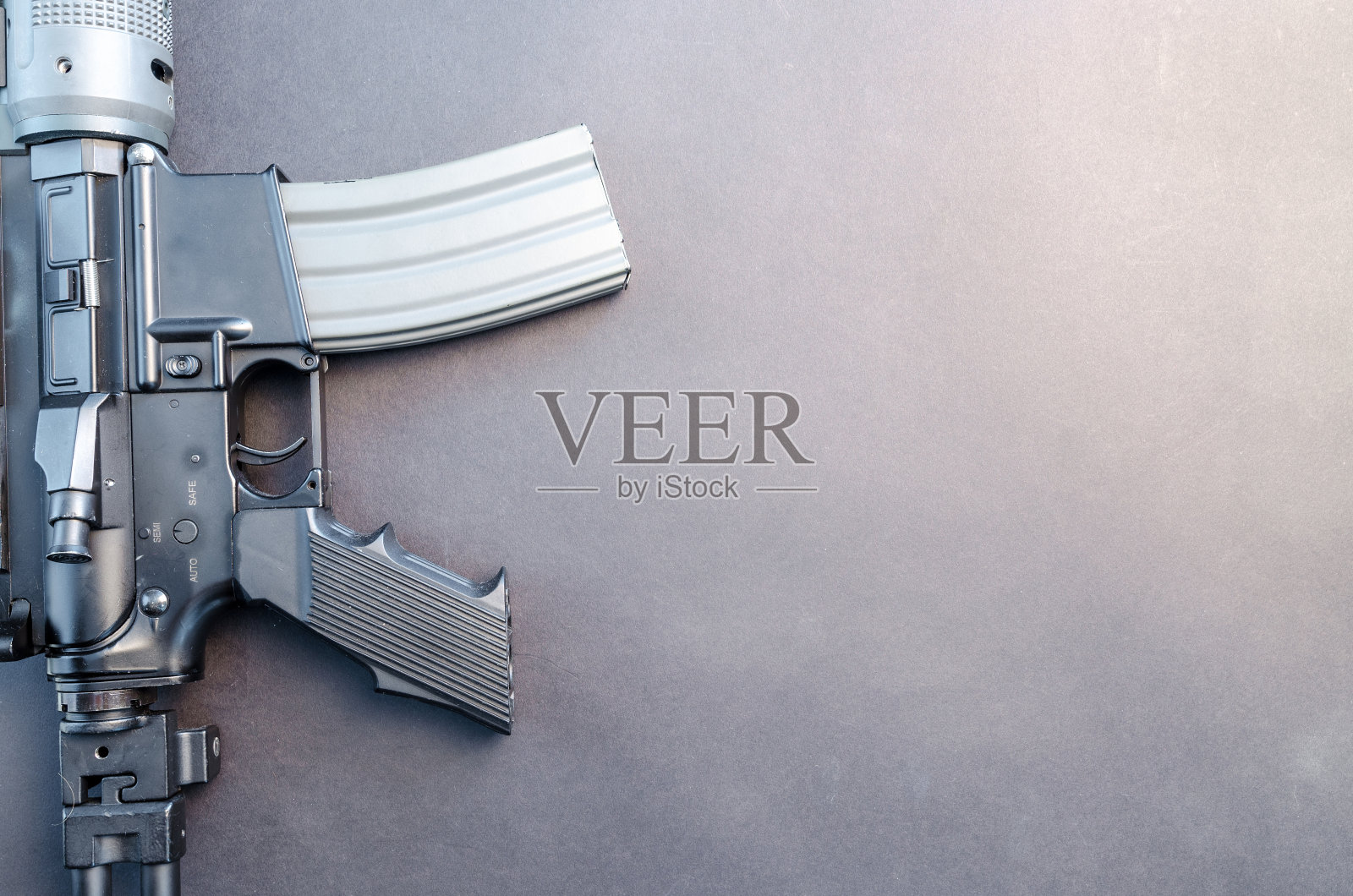 黑色背景上的金属武器照片摄影图片