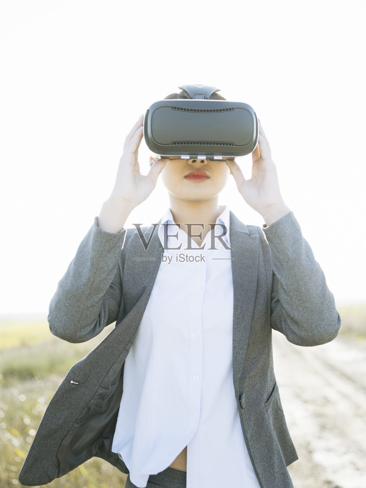 在农村使用虚拟现实模拟器的妇女照片摄影图片