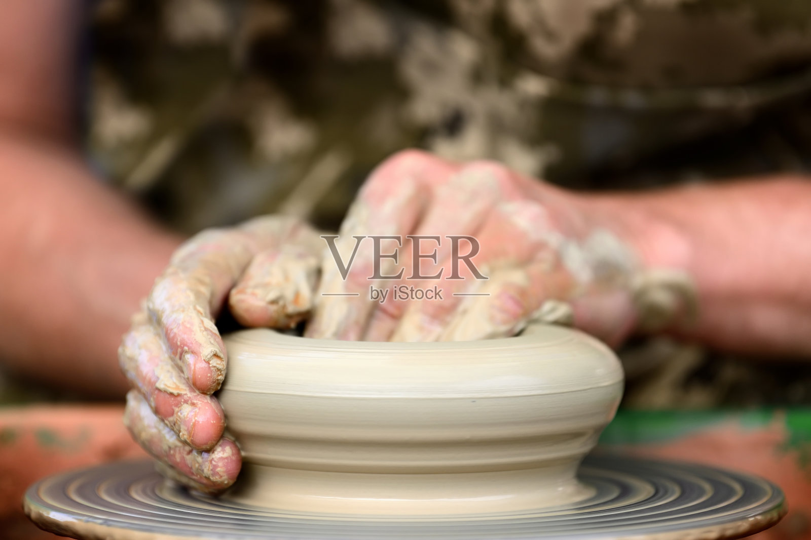 陶工在陶轮上制作陶罐照片摄影图片