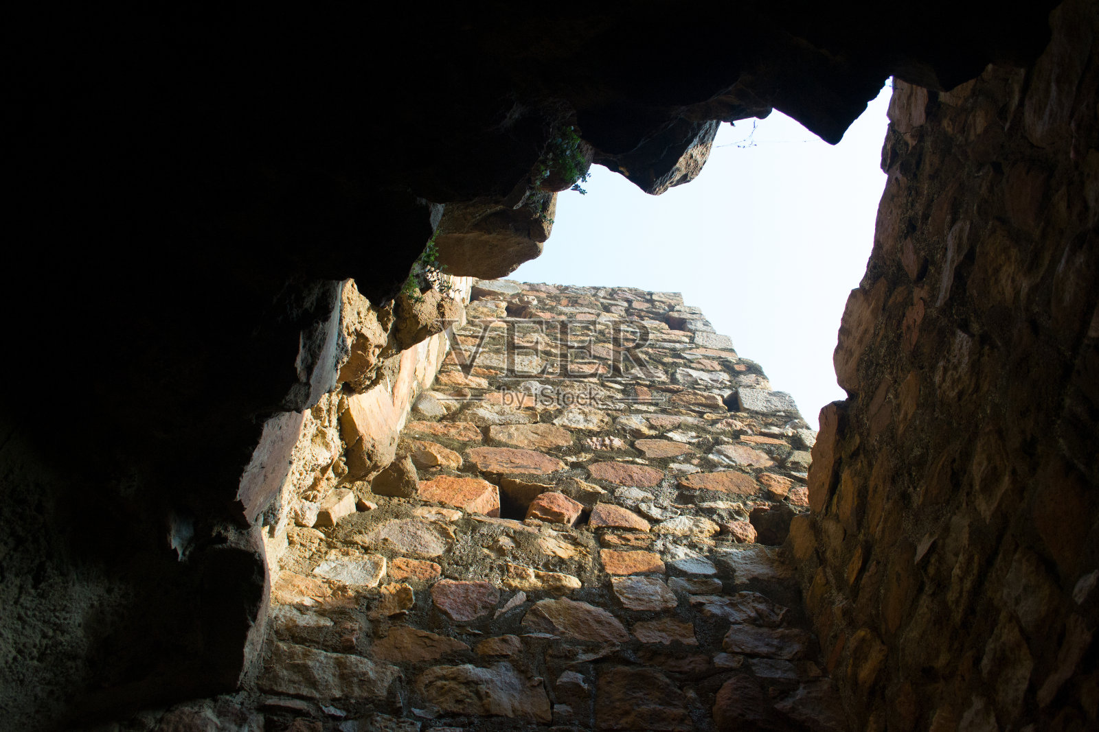 在黑暗的洞穴里仰望。照片摄影图片