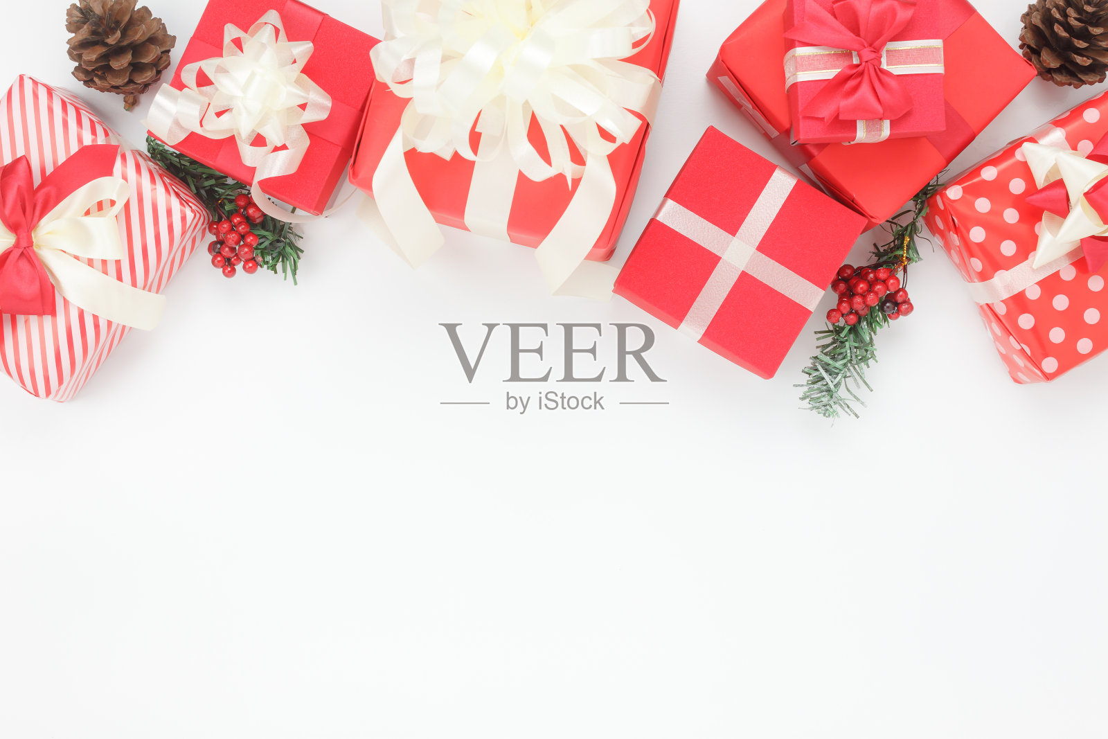 新年快乐，圣诞快乐的概念。现代白色背景必不可少的配件。在免费空间内安排各种红色盒子及签名物品。照片摄影图片