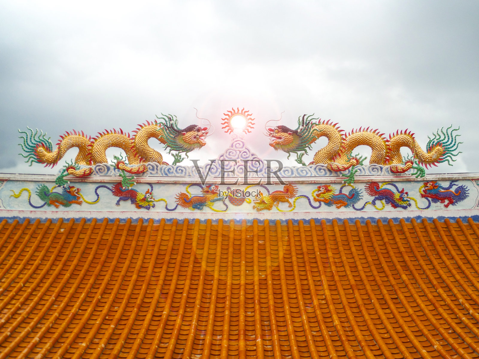 屋顶双龙马赛克与中国风灯笼照片摄影图片