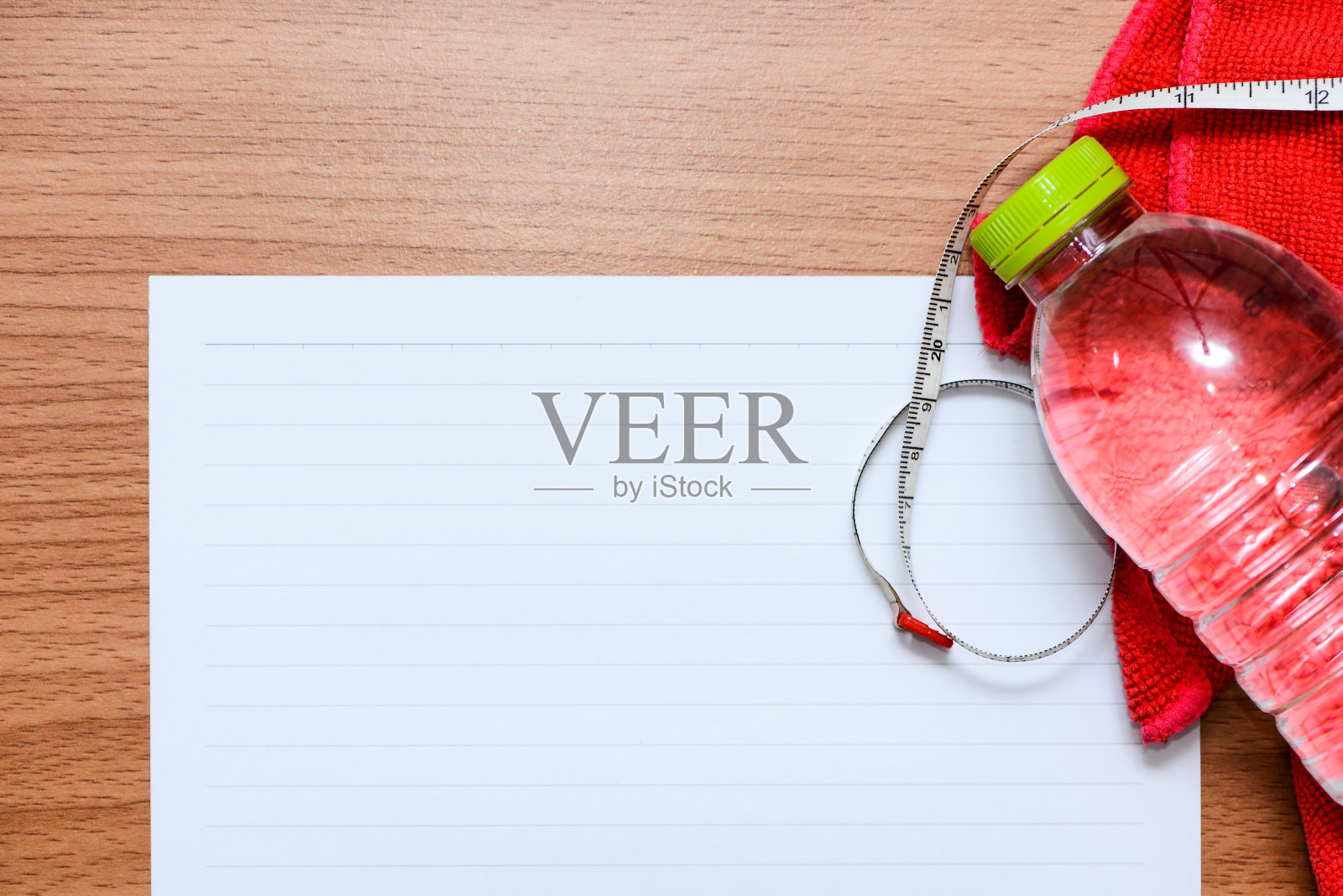 白线纸与运动器材计划你的健康照片摄影图片