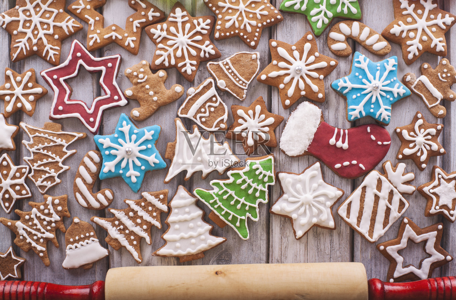 白色的木桌上放着圣诞饼干照片摄影图片