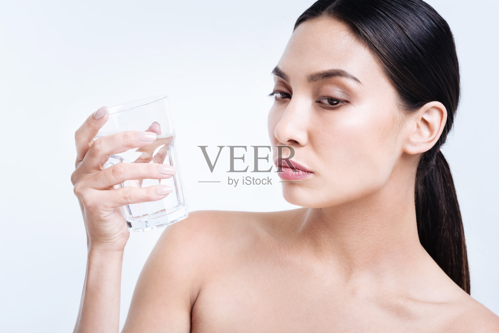 黑头发女人拿着一杯水照片摄影图片