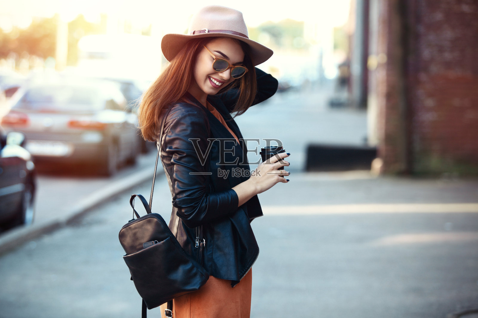 特写时尚女人的肖像年轻漂亮的时尚女孩摆姿势在城市，街头时尚照片摄影图片