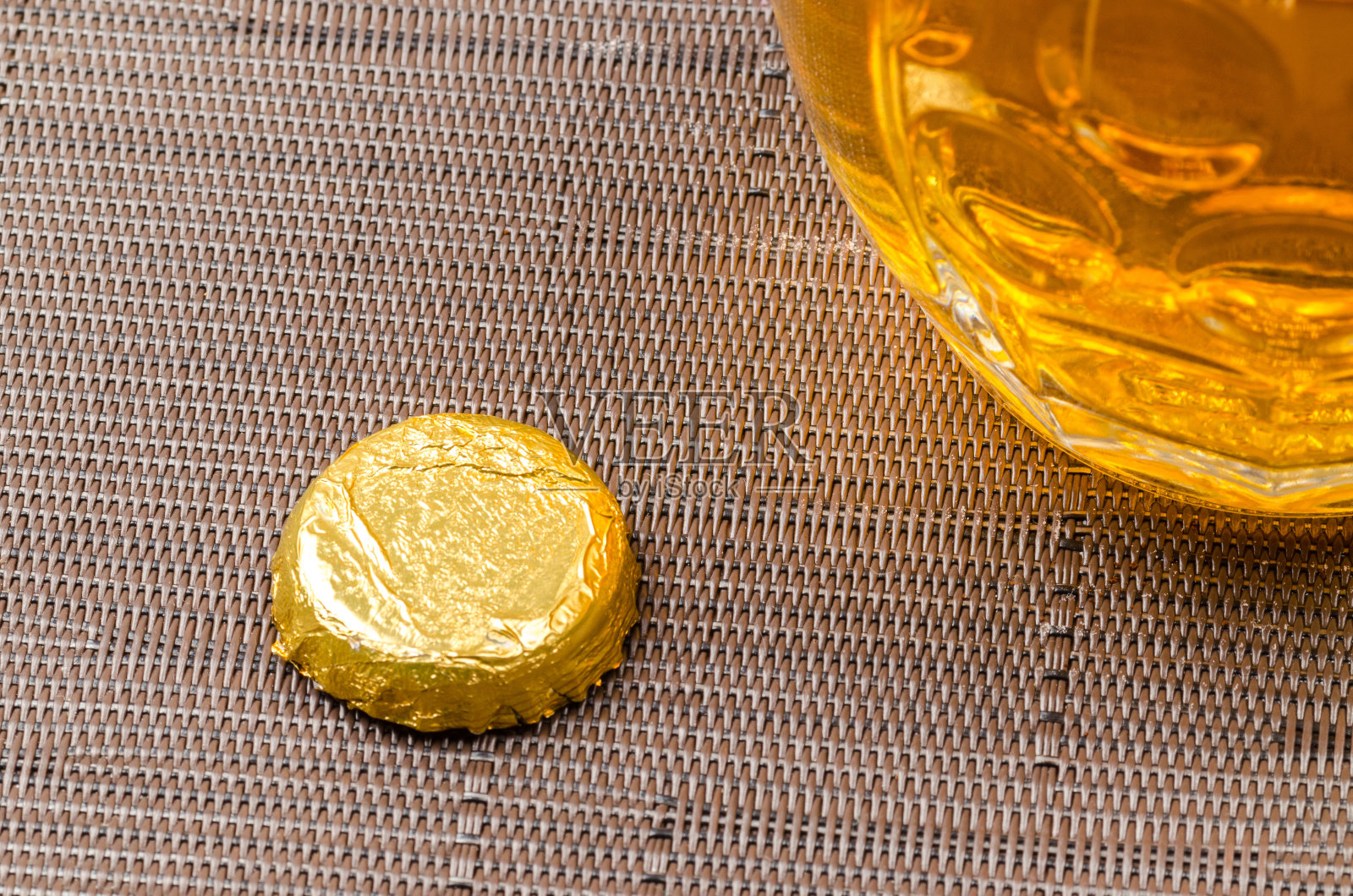 木制书桌上的捷克啤酒杯照片摄影图片