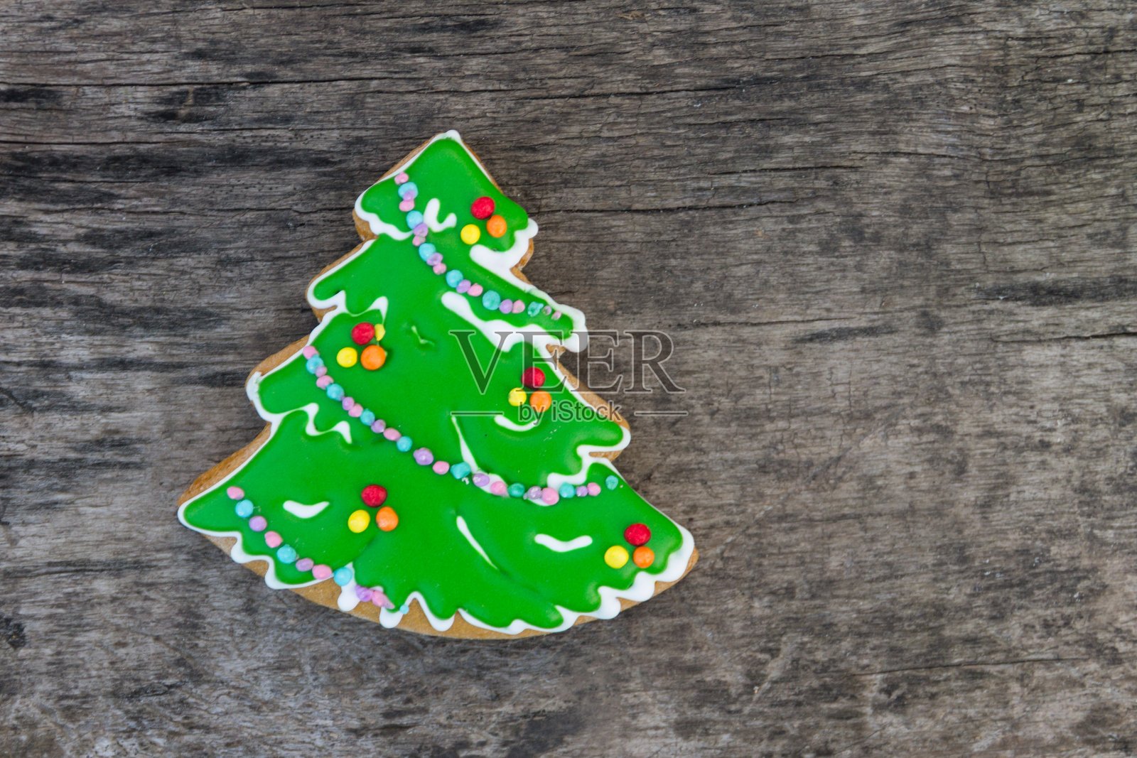 圣诞树形状的圣诞姜饼放在质朴的木头桌子上照片摄影图片