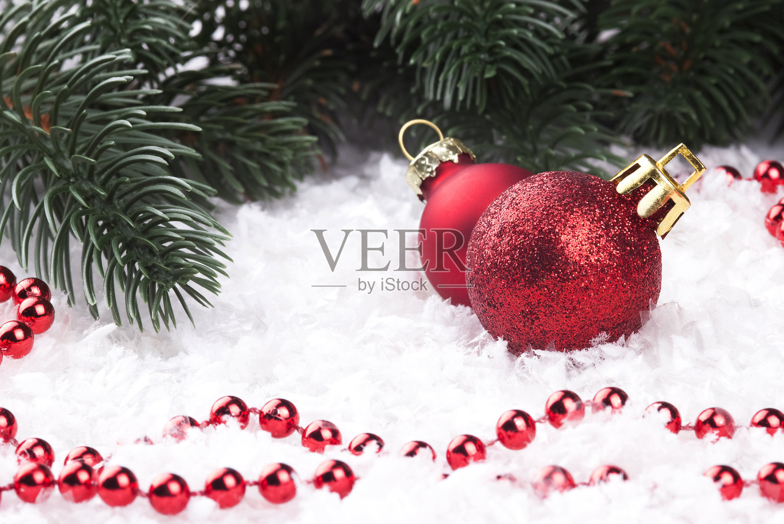 圣诞装饰用雪花湖和圣诞球。照片摄影图片