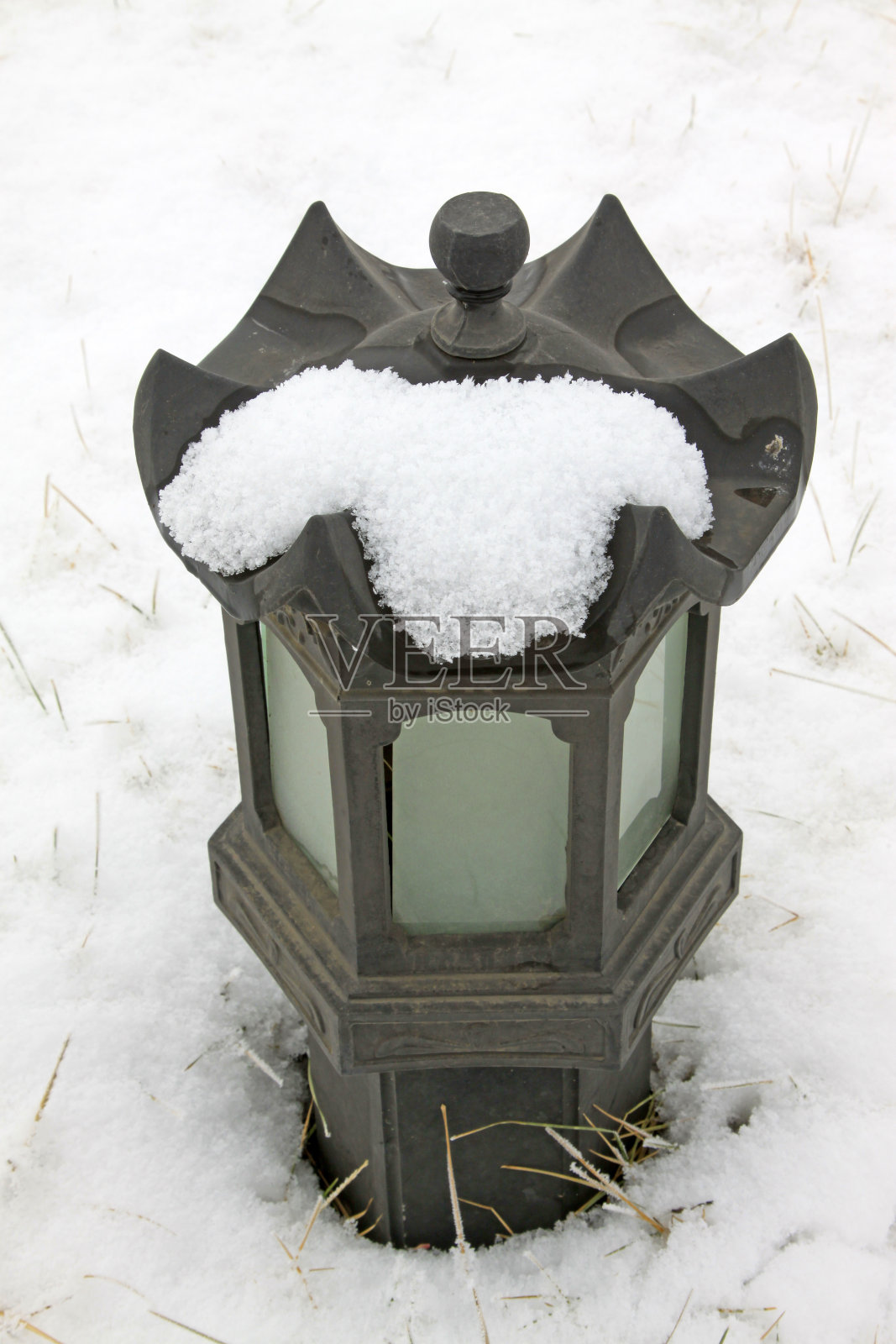 雪中的仿古地灯，特写照片照片摄影图片