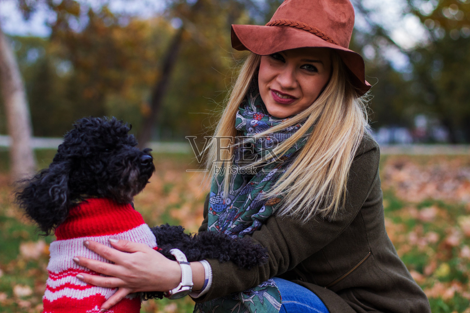 公园里的女孩照片摄影图片