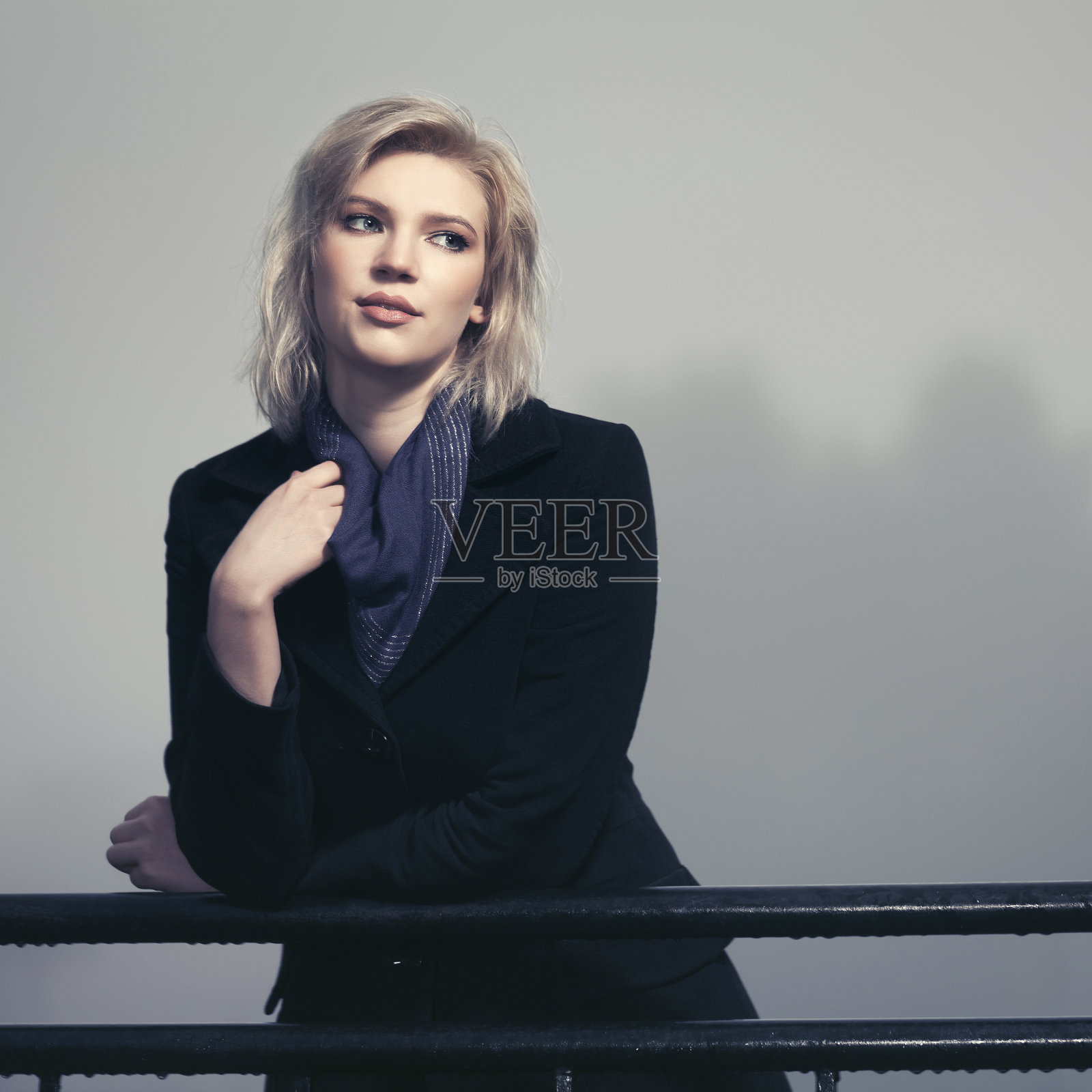 年轻时尚的女人穿着经典的黑色外套在雾户外照片摄影图片