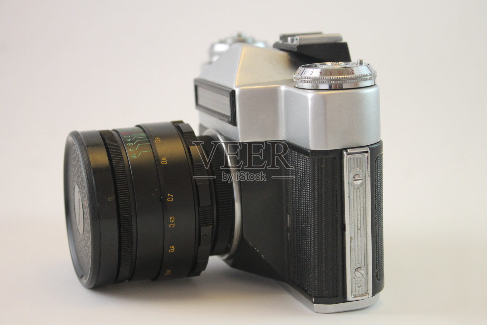 白色背景下的复古单反胶片相机照片摄影图片