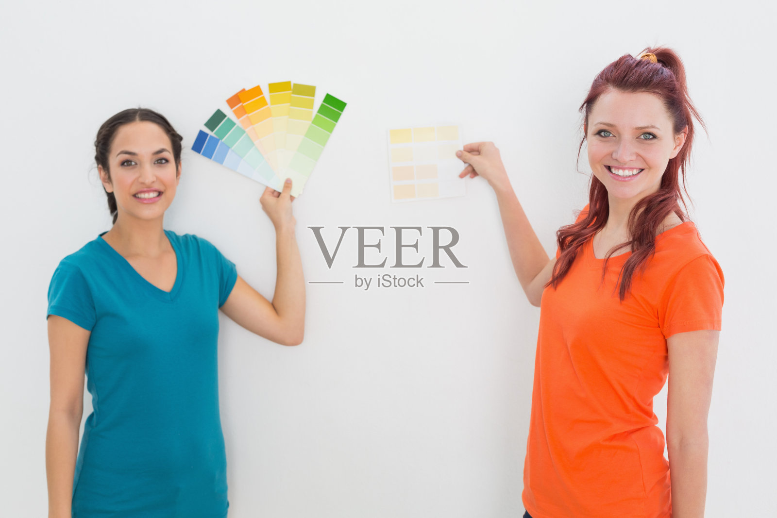 朋友们为粉刷房间选择颜色照片摄影图片