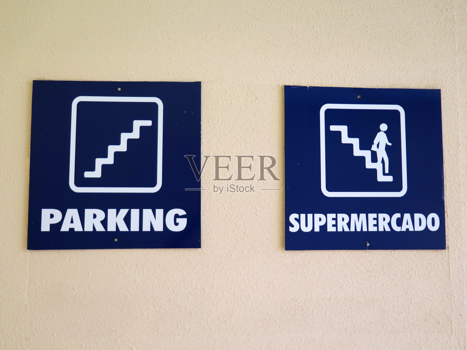 楼梯间墙上的两个蓝色标志照片摄影图片