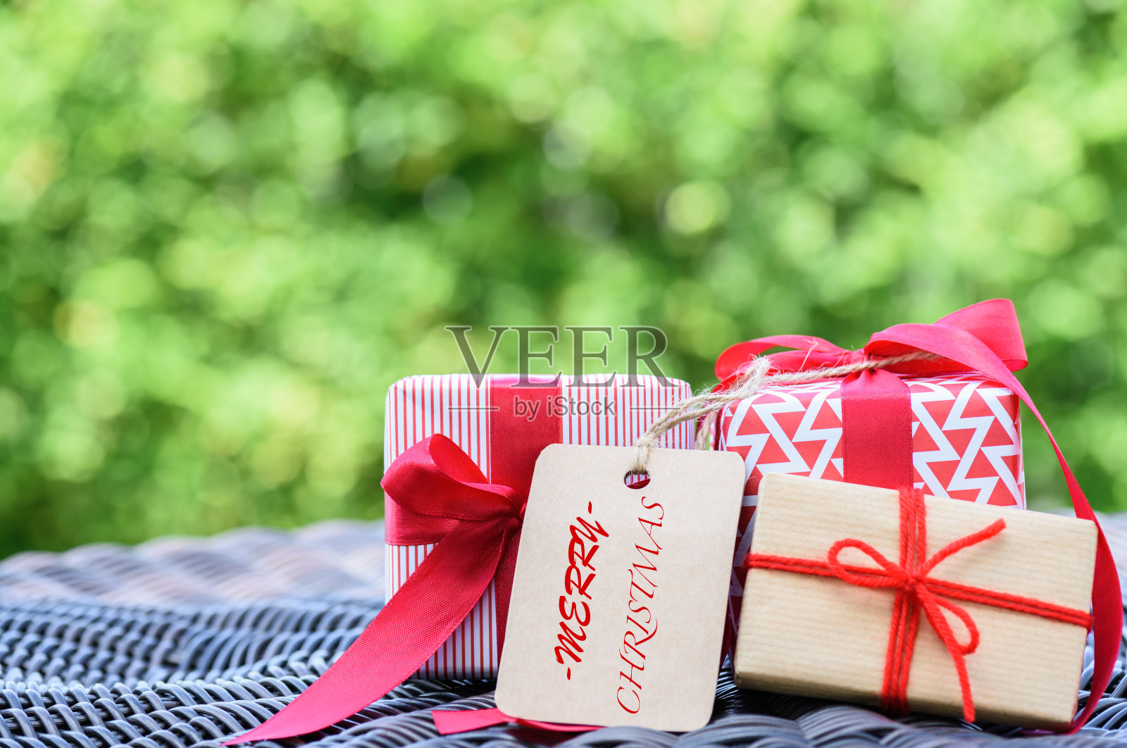 特写一个带有红色丝带的礼盒。节日，礼物，圣诞节，和幸福的概念。照片摄影图片