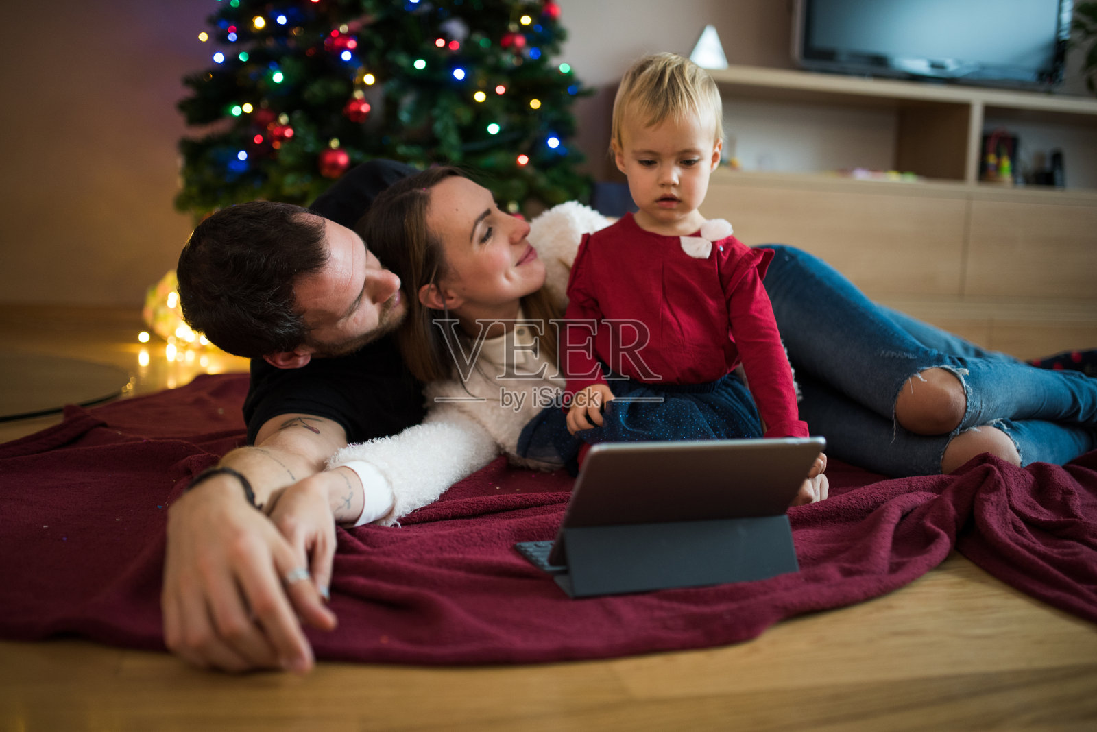 圣诞节使用电子平板电脑的家庭照片摄影图片