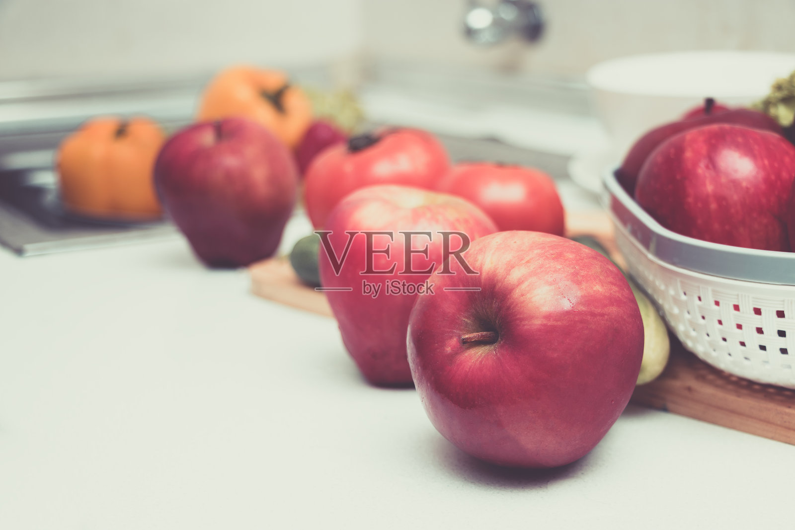 红苹果放在厨房的桌子上。照片摄影图片
