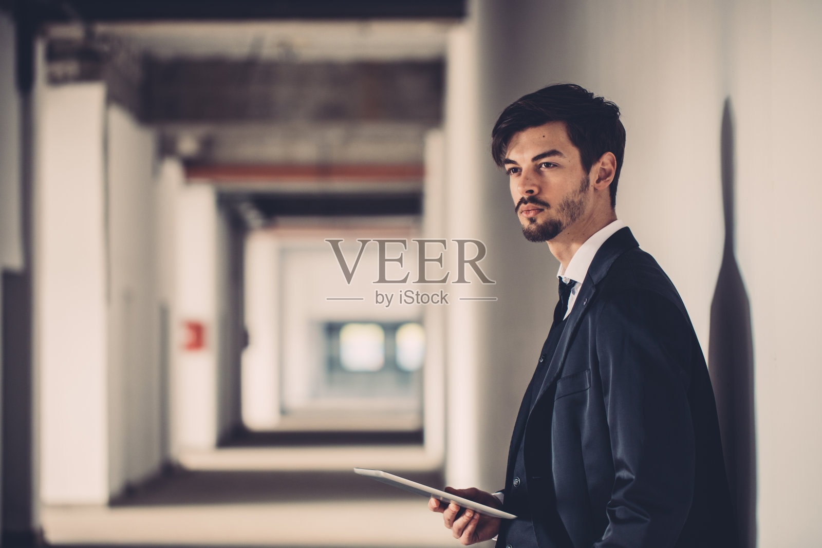 男人使用数码平板电脑照片摄影图片