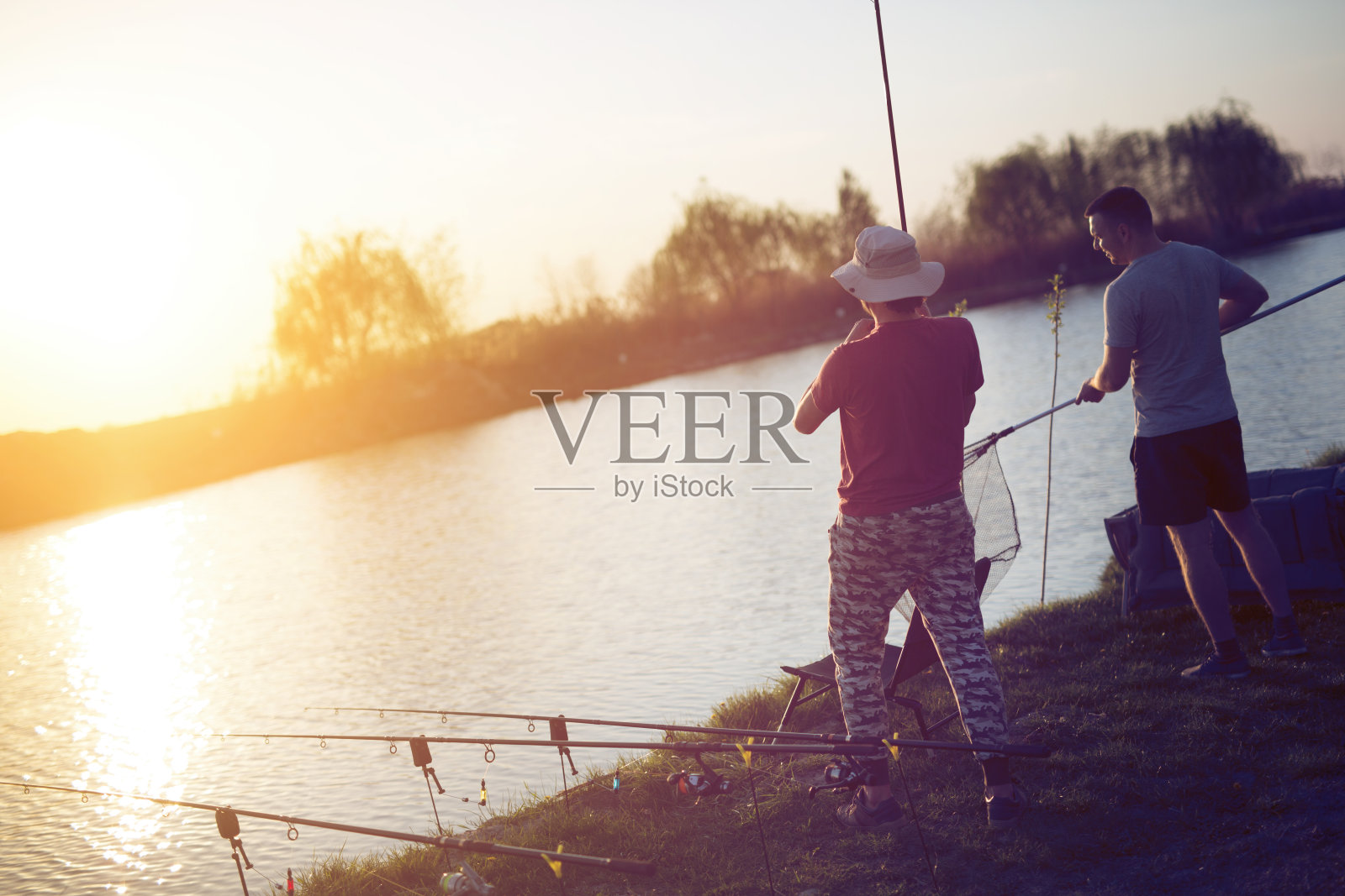 男人在日落钓鱼和放松享受业余爱好照片摄影图片