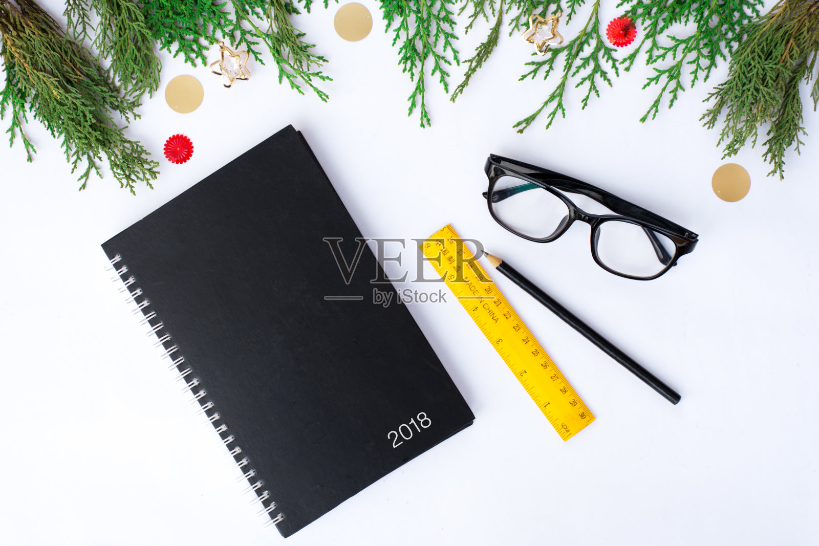 传单日记显示在桌子上与孤立的白色屏幕为原型在圣诞节时间。圣诞树、礼物、背景装饰品。照片摄影图片