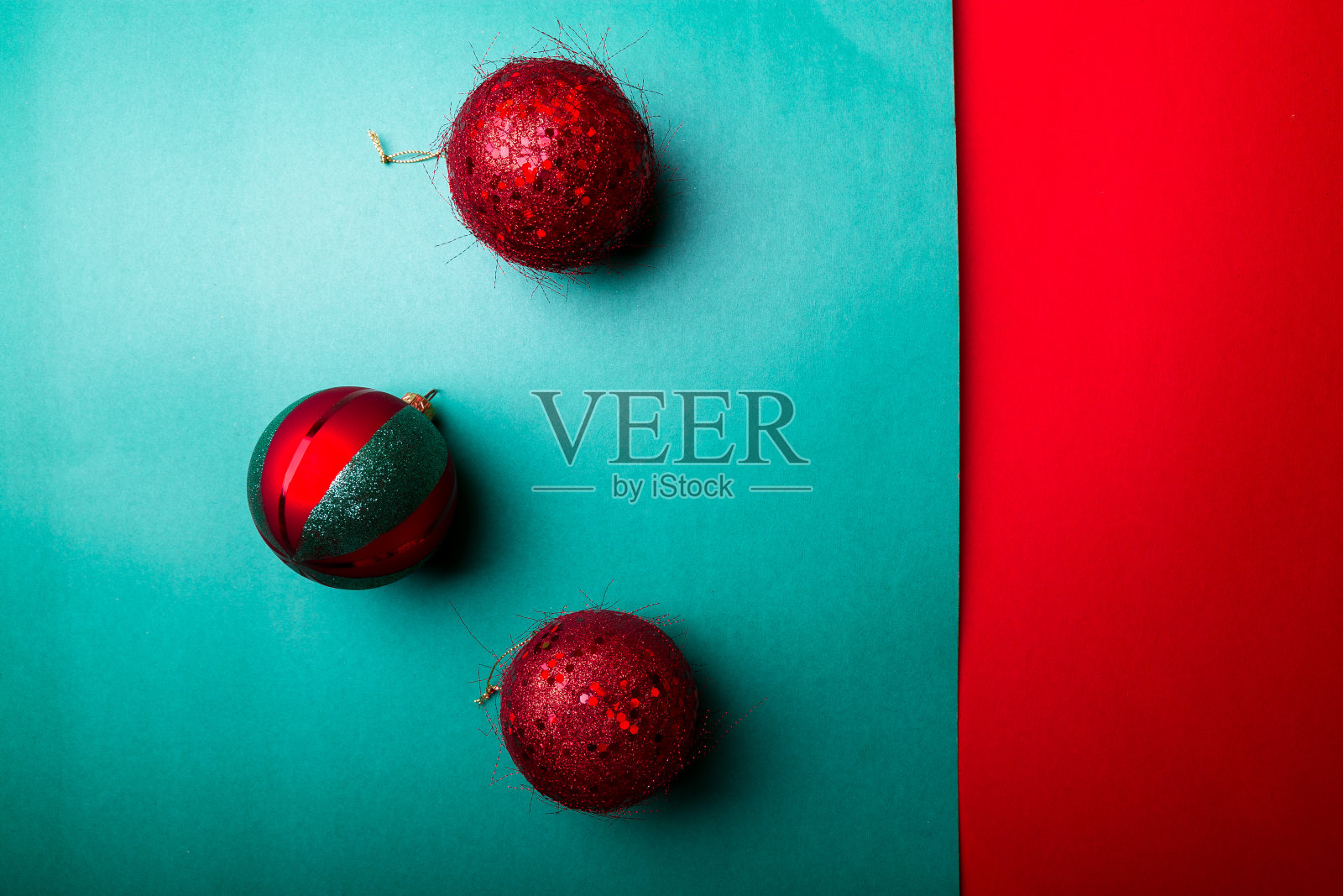 圣诞球以青椒和红椒为背景。圣诞贺卡。圣诞快乐。前视图。副本的空间。极简主义的概念。照片摄影图片