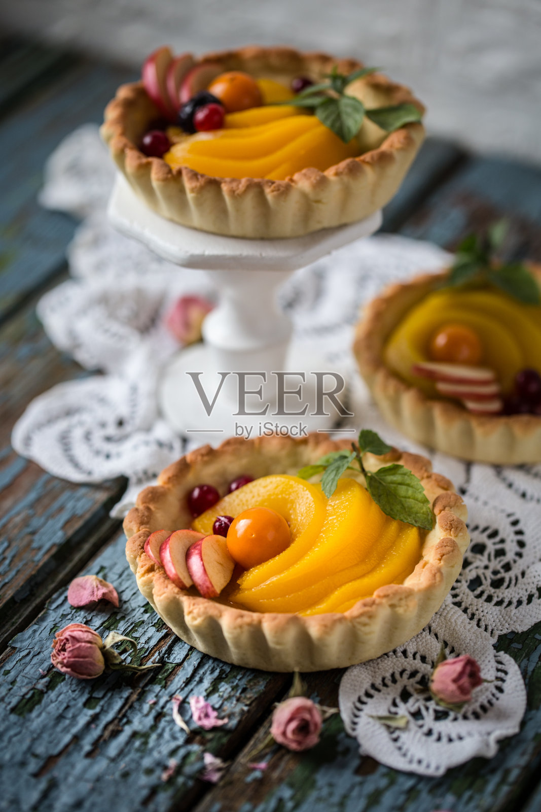 健康的食物是新鲜的水果和浆果，桃子，苹果，蔓越莓，醋栗放在一个篮子里照片摄影图片