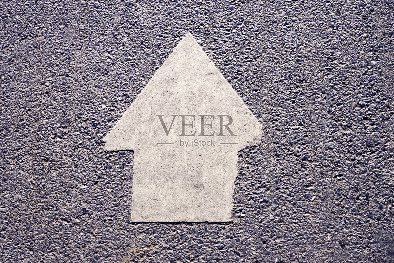 沥青路面上的白色箭头照片摄影图片