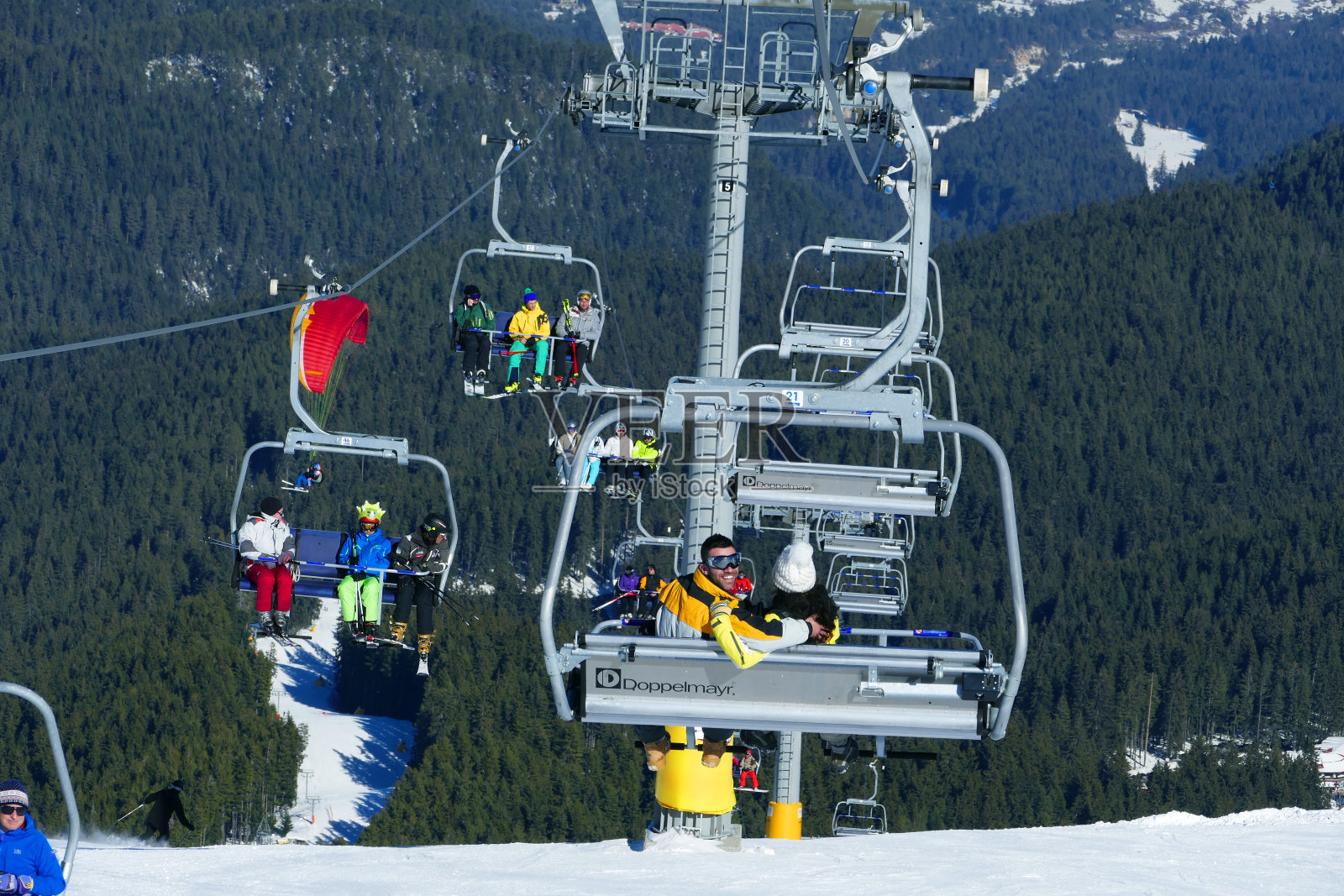 保加利亚班斯科的缆车上的游客照片摄影图片