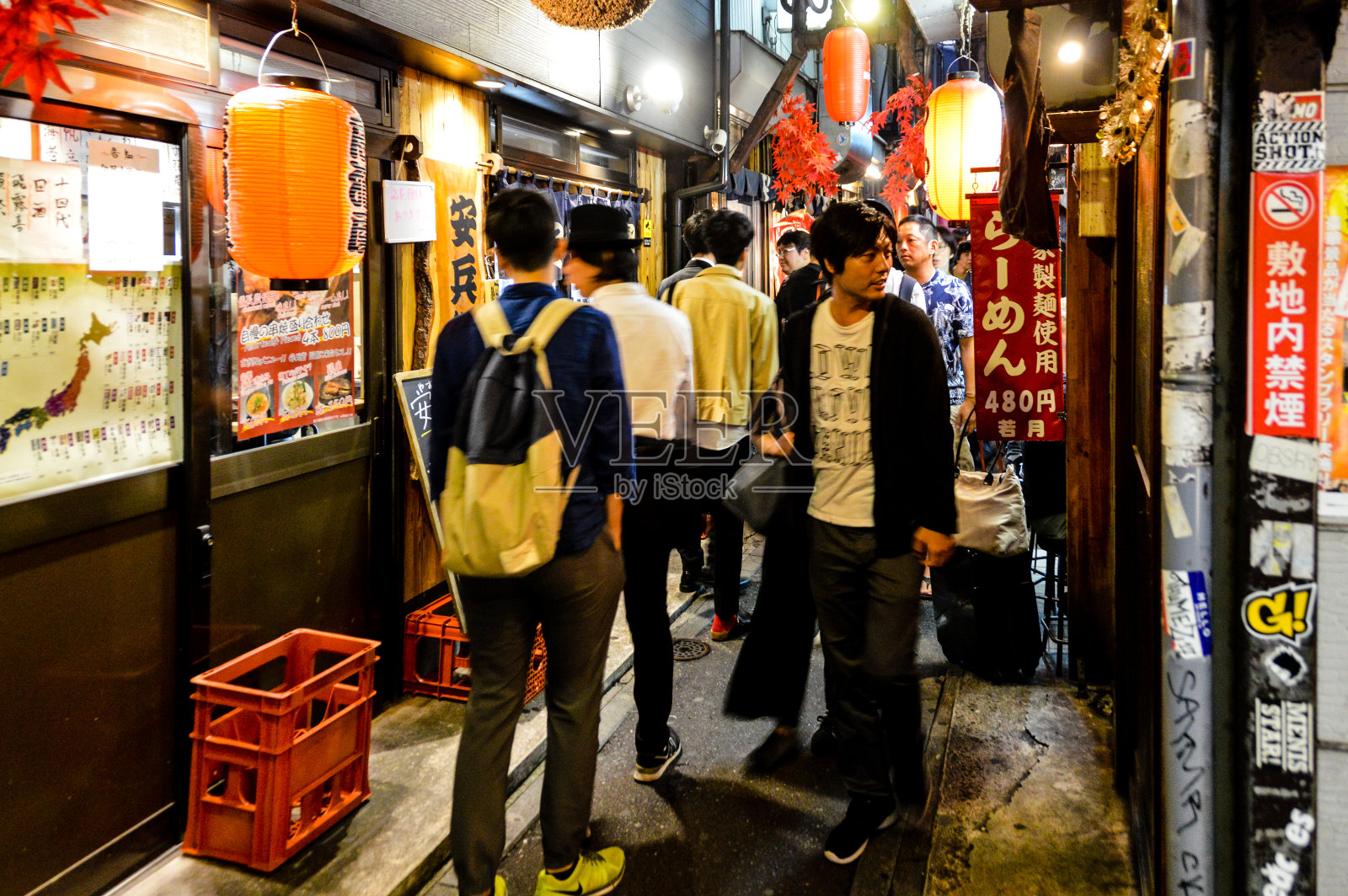 东京新宿区的御目横街照片摄影图片