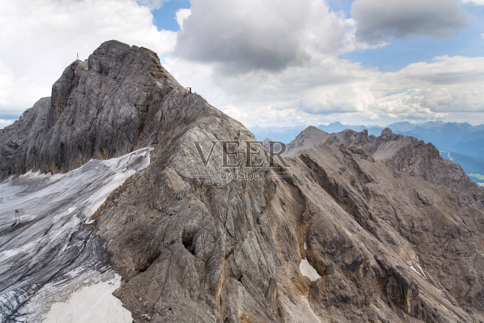 在奥地利阿尔卑斯山脉达赫斯坦冰川附近，人们正在攀登科彭卡尔斯坦费拉塔冰川照片摄影图片