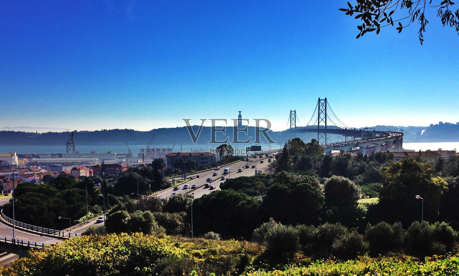 树木、建筑、天空照片摄影图片